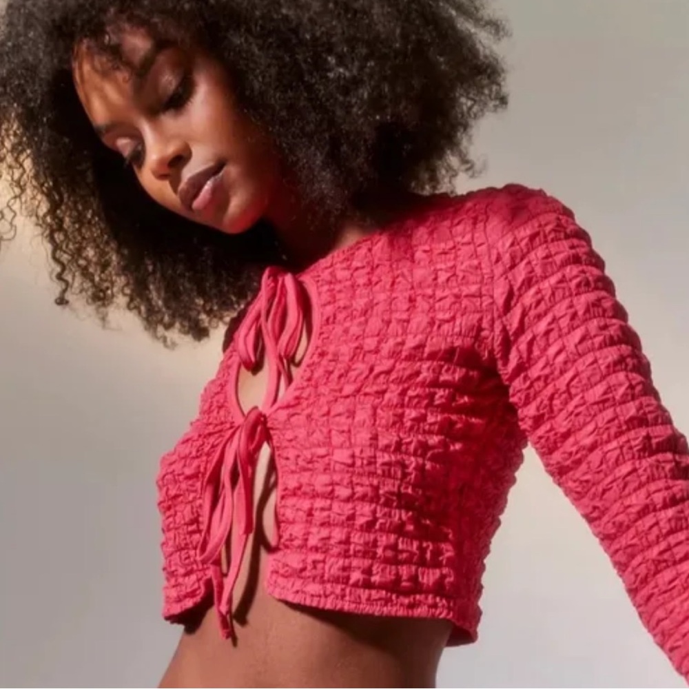 M24 Urban Outfitters Womens Sylvie Tied Front Top Bubble Knit Pink‎ Cropped